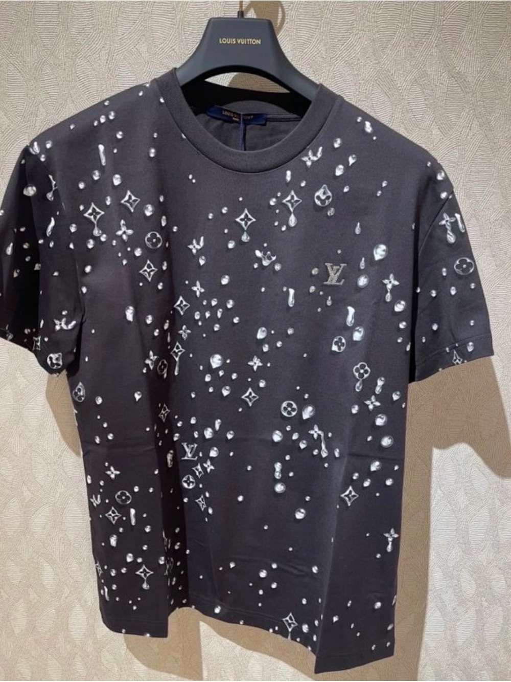 LOUIS VUITTON, Monogram Short-Sleeve Tshirt !